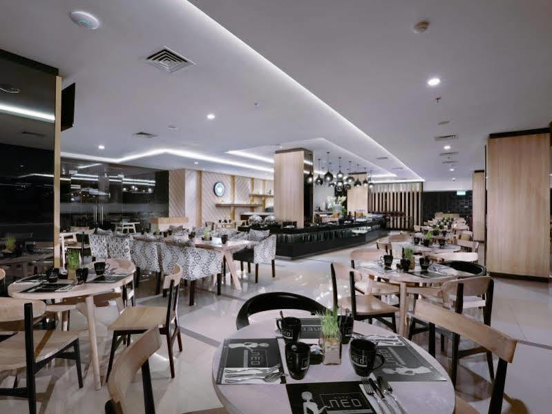 Hotel Neo Malioboro By Aston Yogyakarta Exteriör bild